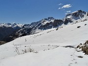 26 Sguardo indietro alla stradetta carica di neve che si restringe e prosegue in decisa salita 